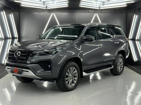 TOYOTA HILUX SW4 2.8 D-4D TURBO DIESEL SRX 7L 4X4 AUTOMÁTICO